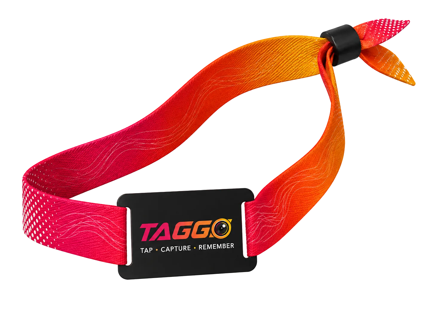 Een oranje-roze stoffen TagGo-bandje met een zwart kaartje.